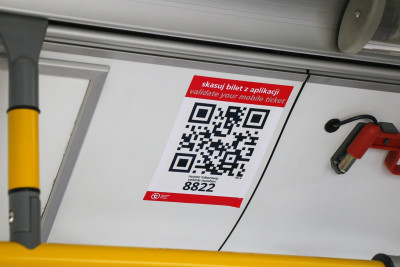kod-QR-w-autobusie.jpg
